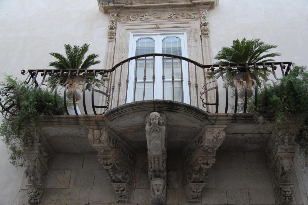 Casa Vacanza Icaros, Ortigia Hictoric Center, 200 Mt From The Beach Syrakusa Exteriör bild